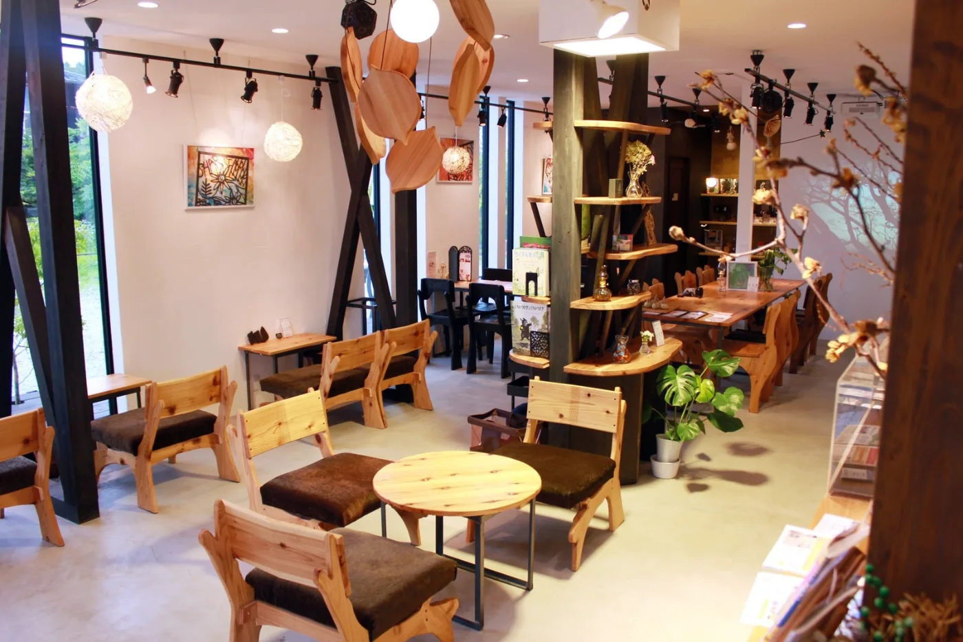 木の温もりあふれる椅子とテーブルが並ぶ店内